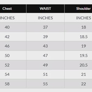 Puede incluir: Una tabla de tallas con una fila de encabezado negra que contiene el texto US SIZE, CHEST, WAIST, SHOULDER y SLEEVES. La tabla enumera las tallas est&aacute;ndar de XS a XXXL con las medidas correspondientes en pulgadas para cada categor&iacute;a.