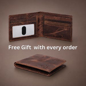 Puede incluir: Una cartera de cuero marr&oacute;n tipo bifold mostrada abierta y cerrada. La cartera abierta cuenta con m&uacute;ltiples ranuras para tarjetas y una ventana transparente para identificaci&oacute;n. El texto Free Gift with every order es visible.