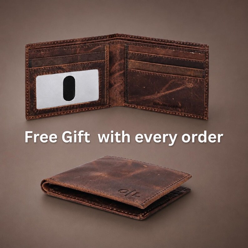 Puede incluir: Una cartera de cuero marr&oacute;n tipo bifold mostrada abierta y cerrada. La cartera abierta cuenta con m&uacute;ltiples ranuras para tarjetas y una ventana transparente para identificaci&oacute;n. El texto Free Gift with every order es visible.
