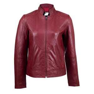 Puede incluir: Una chaqueta de cuero rojo oscuro con cuello alzado, cierre de cremallera frontal completo y paneles estructurados en el pecho. El forro interior es de un rojo brillante que contrasta y las mangas son largas con pu&ntilde;os rectos y sencillos.