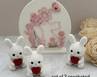 Juego de 3 conejitos de ganchillo con placa floral / Decoración de Pascua para habitación infantil