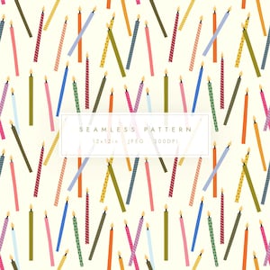 Puede incluir: Patrón sin costuras con coloridas velas de cumpleaños en rosa, azul, verde y naranja, con llamas amarillas. Las velas tienen diseños a rayas y punteados. El texto "SEAMLESS PATTERN" se muestra en un rectángulo blanco.