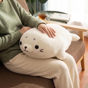 Almohada de peluche suave con forma de foca, cojín de peluche kawaii, juguete grande para abrazar, decoración para guardería imagen 2