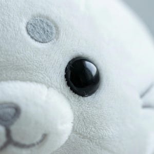 Almohada de peluche suave con forma de foca, cojín de peluche kawaii, juguete grande para abrazar, decoración para guardería imagen 6