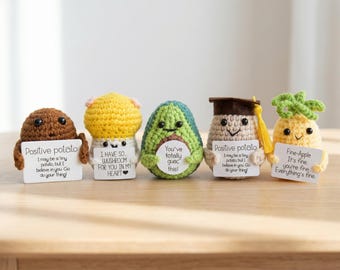 Peluche au crochet, mini poupée en tricot, décoration de bureau kawaii, cadeau positif fait main
