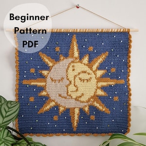 Op de afbeelding: Een set van drie keramische mokken met een gespikkelde, matte afwerking. De mokken zijn in de kleuren crème, lichtgrijs en donkergrijs. Elke mok heeft een eenvoudig, modern ontwerp en een afgeronde handgreep.