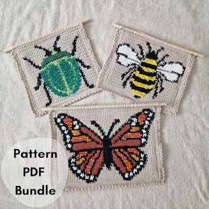 Peut inclure: Trois tentures murales en crochet avec des motifs d'insectes : un scarabée vert, une abeille jaune et noire et un papillon brun et orange. Chaque pièce carrée est dotée d'une baguette en bois en haut. Le texte "Pattern PDF Bundle" est dans un cercle blanc.