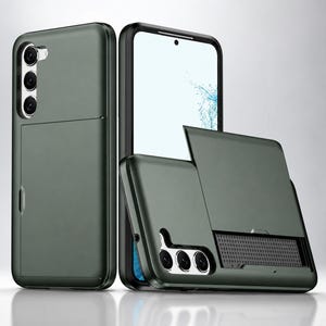 以下が含まれることがあります： スライド式カードホルダーとキックスタンドが付いた、濃い緑色の携帯電話ケース。 このケースはスマートフォンに合うように設計されており、カメラの切り欠きがあります。 画像ではキックスタンドが開いており、黒色の穴あき面が明らかになっています。