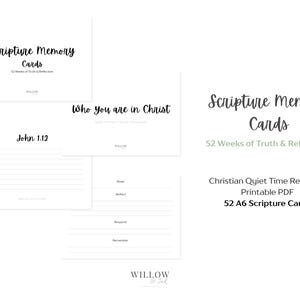 Può includere: Schede di memoria delle Scritture stampabili bianche con testo nero scritto a mano. Le schede includono il testo "Scripture Memory Cards", "52 Weeks of Truth & Reflection" e "Who you are in Christ". Risorsa cristiana per il tempo di quiete.