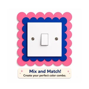 Op de afbeelding: Een witte lichtschakelaar met een roze en blauwe geschulpte rand. De tekst luidt: "Mix and Match! Creëer je perfecte kleurencombinatie."