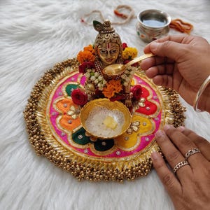 Kanha Ji Bhog Thali | Decoratief Krishna Pooja bord met kom en lepel | Janmashtami Bhog Serveert Thali | Laddu Gopal Mandir Decor Cadeau