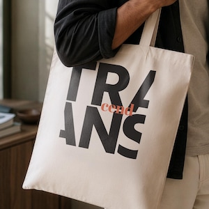 TRANScend Tote Bag – Minimalistische Trans Pride Tote – LGBTQ+ Statement Bag – Typografische Queer Tote – Inclusieve katoenen tas voor dagelijks gebruik