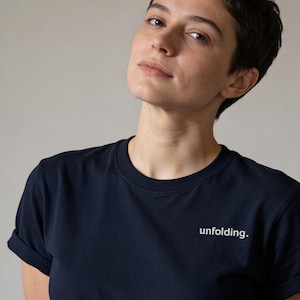 Odefinierad. T-shirt – Minimalistisk statement-t-shirt – Typografisk HBTQ+ statement-t-shirt – Queer Streetwear – Inkluderande kläder
