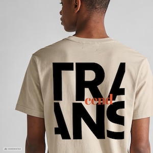 Può includere: Una t-shirt beige a maniche corte con grandi lettere nere sul retro che compongono la parola TRANS, con il termine cend stampato in caratteri minuscoli arancioni al centro del design, formando la parola transcend.