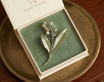 Baroque Floral Brooch for Women Vintage Gold Alloy Flower Pin Elegant Statement Coat Scarf Jewelry Gift