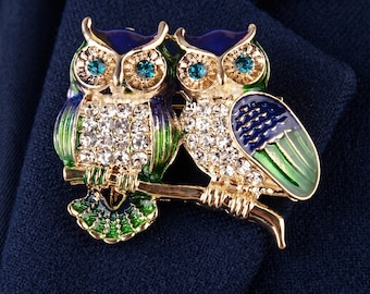 Broche de búho en rama esmaltado a mano, pin de solapa de ave del bosque, joyería de naturaleza adorable, regalo para amantes de los búhos, pin para abrigo, bufanda o mochila.