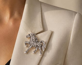 Broche de caballo con diamantes de imitación hecho a mano, broche ecuestre brillante para solapa, broche para abrigo vaquero o bufanda, regalo para amantes de los caballos, joyería llamativa con motivos de animales.