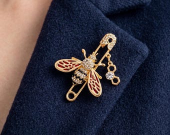 Broche de abeja adorable, abeja esmaltada hecha a mano con forma de gota de aceite, broche de insecto amarillo y negro, accesorio botánico estilo cottagecore, regalo para amantes de las abejas.