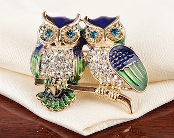 Broche de búho y rama, pin de animal del bosque esmaltado a mano, insignia de pájaro adorable, pin de solapa estilo cottagecore, regalo para amantes de la naturaleza, accesorio para bufanda