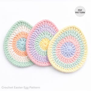 Puede incluir: Tres formas de huevo de Pascua de ganchillo en colores pastel. Cada huevo presenta círculos concéntricos de color, incluyendo azul, rosa, amarillo y verde. El texto "PDF PATTERN" está en un círculo en la esquina superior derecha. El texto "Crochet Easter Egg Pattern" está en la parte inferior.