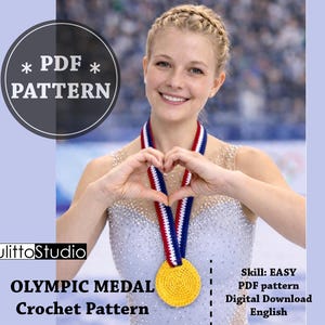 Könnte beinhalten: Ein Häkelmuster für eine olympische Medaille. Das Bild zeigt eine Frau, die eine Häkelmedaille mit rot-weiß-blauem Band trägt. Die Medaille ist goldfarben. Auf dem Bild steht "OLYMPIC MEDAL Crochet Pattern" und "PDF PATTERN".