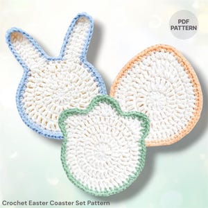 Puede incluir: Un juego de tres posavasos de Pascua de ganchillo con forma de conejo, huevo y flor. El posavasos de conejo tiene ribete azul, el de huevo ribete naranja y el de flor ribete verde. Los centros son blancos. El texto "Crochet Easter Coaster Set Pattern" está en la parte inferior.