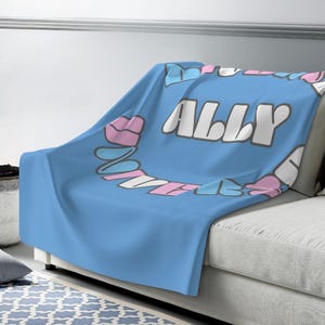 DIVERSE UNIVERSE Trans Ally Vielfalt Sherpa Fleece-Decke blau| Pastell Pride Buchstaben