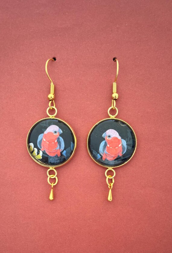 Ohrringe Hänger Cabochon Papagei handmade mit goldfarbener Fassung kurz