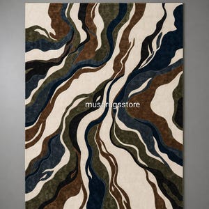 Op de afbeelding: Een rechthoekig vloerkleed met een abstract ontwerp. Het heeft een crèmekleurige achtergrond met golvende patronen in bruin, marineblauw, olijfgroen en zwart. De tekst "musarugsstore" is zichtbaar op het vloerkleed. Het ontwerp lijkt op een rivier.