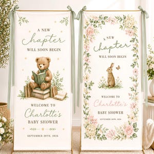 Peut inclure: Deux bannières verticales en tissu sur supports dorés avec des rubans vert sauge. La bannière de gauche montre un ours en peluche lisant sur des livres avec le texte A NEW CHAPTER WILL SOON BEGIN WELCOME TO Charlotte's BABY SHOWER SEPTEMBER 20TH, 2026. La bannière de droite présente un lapin et une couronne florale avec le même texte.