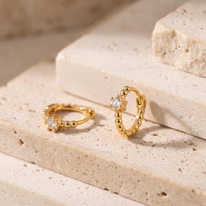 Orecchini a cerchio Huggie con perline in oro 18 carati placcato zirconi cubici, delicati cerchi di cristallo, Huggie minimalisti in oro, gioielli eleganti per tutti i giorni, stile ear stack