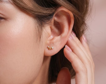 Pendientes de barra de circonita cúbica chapados en oro de 18 quilates, par de delicados pendientes minimalistas de doble piedra, pendientes pequeños para cartílago y hélix, regalo para ella.