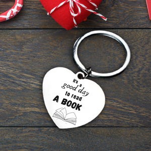 Sleutelhanger boekenliefhebber, het is een goede dag om een boek te lezen, lezerscadeau, bibliofiel cadeau, leesgrage cadeau, sleutelhanger bibliotheekliefhebber, hartsleutelhanger