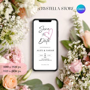Puede incluir: Un smartphone muestra una invitación de boda con el texto "Save the Date" y los nombres Alex & Sarah. La invitación incluye la fecha, la hora y el lugar. El teléfono está rodeado de un arreglo floral con flores rosas y blancas.