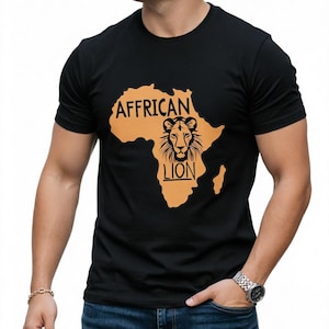Puede incluir: Camiseta negra con un diseño dorado del continente africano y una cabeza de león. El texto "AFFRICAN LION" está impreso en la camiseta. La camiseta es de un material suave.