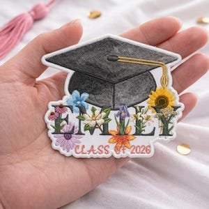 Pode incluir: Um conjunto de três canecas de cerâmica com acabamento fosco e salpicado. As canecas são em tons de creme, cinza claro e cinza escuro. Cada caneca tem um design simples e minimalista.