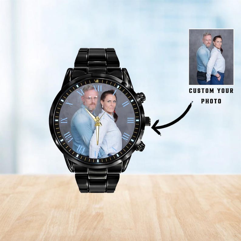 Puede incluir: Reloj de pulsera negro con una foto personalizada en la esfera. El reloj tiene una correa de metal negro y una esfera redonda con n&uacute;meros romanos. La esfera muestra una foto de una pareja. El texto "CUSTOM YOUR PHOTO" tambi&eacute;n es visible.