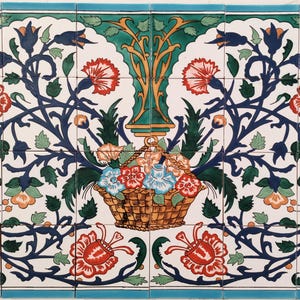 Pode incluir: Painel de azulejos decorativos com um design floral. A obra apresenta um cesto central de flores em tons de vermelho, azul e laranja, rodeado por folhagem azul e verde. A borda é azul turquesa.