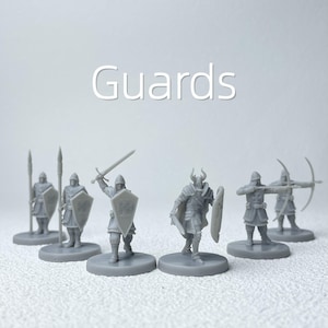 Puede incluir: Una colección de figuras de guardias en miniatura grises, cada una posando con armas y escudos. Las figuras incluyen guardias con lanzas, espadas y arcos. La palabra "Guards" está escrita en blanco en la parte superior.