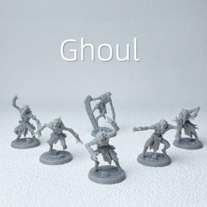 Puede incluir: Una colección de figuras de ghouls en miniatura grises en varias poses. Las figuras están sobre bases circulares y tienen detalles. La palabra "Ghoul" está escrita en blanco en la parte superior de la imagen.
