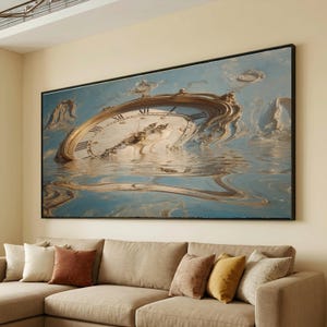 Puede incluir: Una gran obra de arte enmarcada representa un reloj derritiéndose sumergido en agua. La esfera del reloj es blanca con números romanos negros y detalles dorados. El agua es azul claro con patrones arremolinados, creando un efecto surrealista.