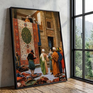 Può includere: Una stampa incorniciata di un dipinto orientalista che raffigura un gruppo di persone in abiti tradizionali riunite in un cortile. Un grande tappeto decorato con un medaglione centrale verde pende da un balcone, mentre altri tappeti colorati sono ammucchiati sul pavimento.