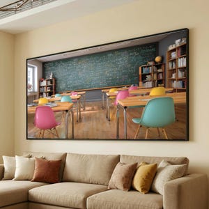 Puede incluir: Impresión enmarcada de una escena de aula. La imagen muestra una pizarra llena de ecuaciones, escritorios de madera y sillas coloridas. También se ven estanterías y un globo terráqueo. La habitación tiene un ambiente cálido y acogedor.