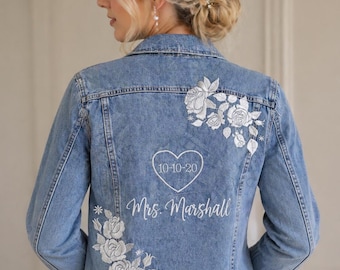 Gepersonaliseerde bruidsdenimjack | Aangepaste bloemen geborduurde bruiloft mevrouw naam datum aandenken
