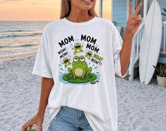Lustige Frosch Mama PNG, Chaos Mama Leben PNG, Müde Mama Geschenk PNG, Mama Humor Shirt PNG, Elternschaft T-Shirt (Digitaler Download)