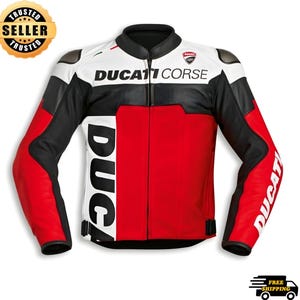 Puede incluir: Chaqueta de moto Ducati Corse roja, blanca y negra. La chaqueta presenta el logotipo y la marca Ducati Corse en blanco. La chaqueta tiene cierre de cremallera y es de cuero. Las mangas son rojas con la marca Ducati en blanco.