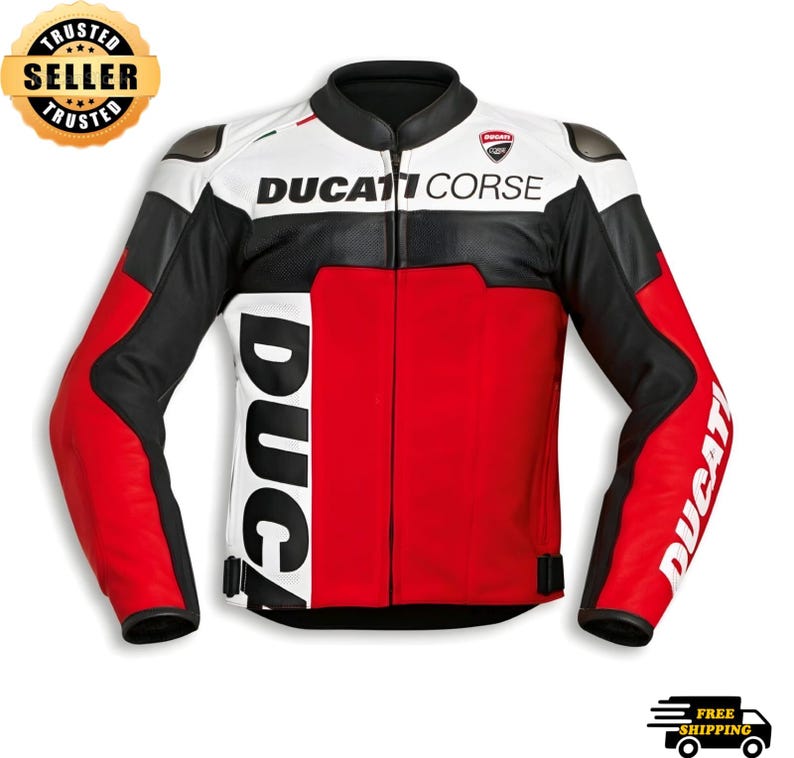 Puede incluir: Chaqueta de moto Ducati Corse roja, blanca y negra. La chaqueta presenta el logotipo y la marca Ducati Corse en blanco. La chaqueta tiene cierre de cremallera y es de cuero. Las mangas son rojas con la marca Ducati en blanco.