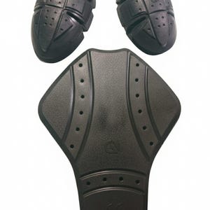 Puede incluir: Juego de armadura de motocicleta negra, que incluye dos protectores de hombros y un protector de espalda. Las almohadillas tienen una superficie texturizada con un patr&oacute;n de rejilla y peque&ntilde;os orificios de ventilaci&oacute;n. El protector de espalda est&aacute; dise&ntilde;ado para adaptarse a la columna vertebral.