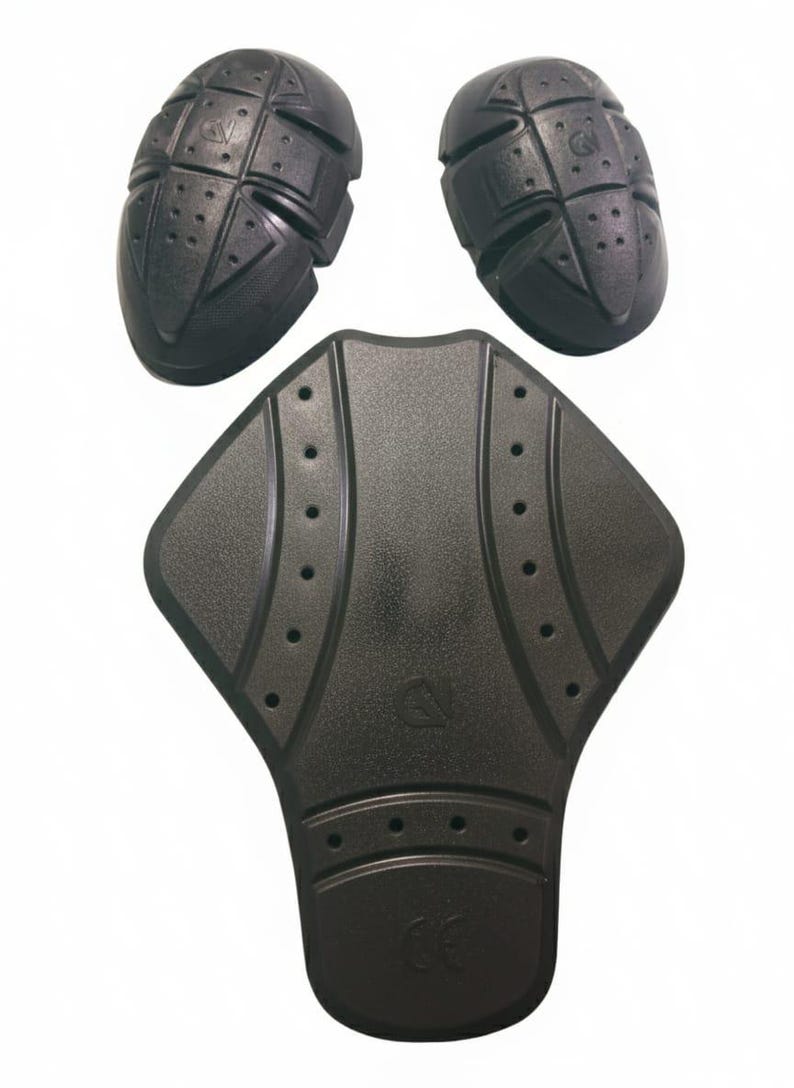 Puede incluir: Juego de armadura de motocicleta negra, que incluye dos protectores de hombros y un protector de espalda. Las almohadillas tienen una superficie texturizada con un patr&oacute;n de rejilla y peque&ntilde;os orificios de ventilaci&oacute;n. El protector de espalda est&aacute; dise&ntilde;ado para adaptarse a la columna vertebral.