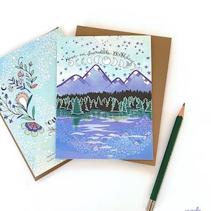 Tarjeta de felicitación de cumpleaños de Mountain Shore, bosque de lago de montañas, cumpleaños de aventura, tarjeta de camping, árboles estrellas desierto, tarjeta de amante al aire libre
